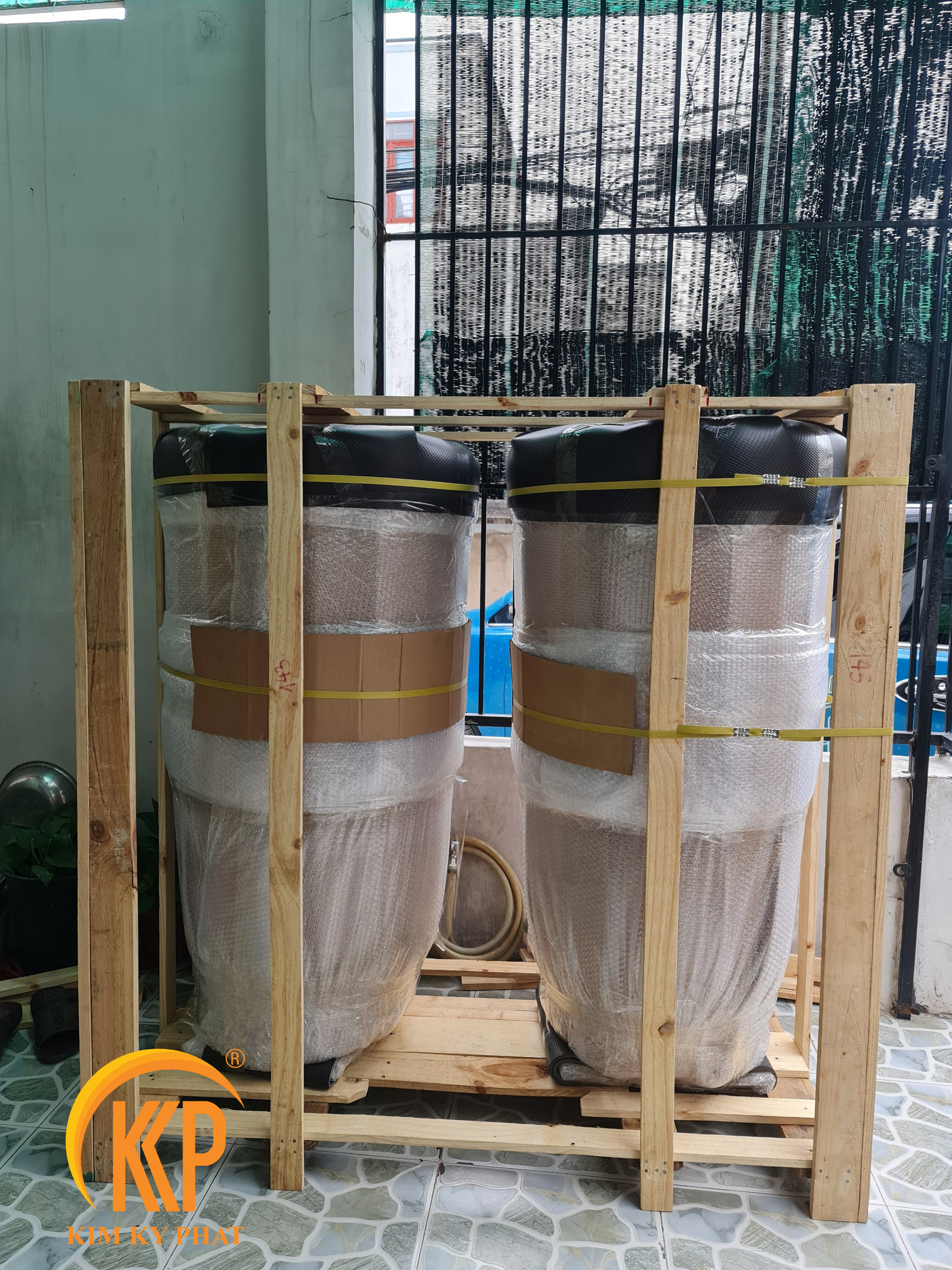 giao chậu composite cho khách hàng toàn quốc, chậu cây composite, chậu trồng cây composite, chậu composite, chậu fiberglass, chậu cây siêu nhẹ, chậu cây xuất khẩu, xưởng sản xuất chậu cây, fiberglass pot, chậu FRP, xuất khẩu chậu cây, chậu cây văn phòng, chậu hiện đại, chậu đẹp, công ty bán chậu cây, chậu composite chữ nhật, chậu composite vuông, chậu composite tròn, chậu composite tròn cao, chậu composite tròn trụ, bình hoa composite