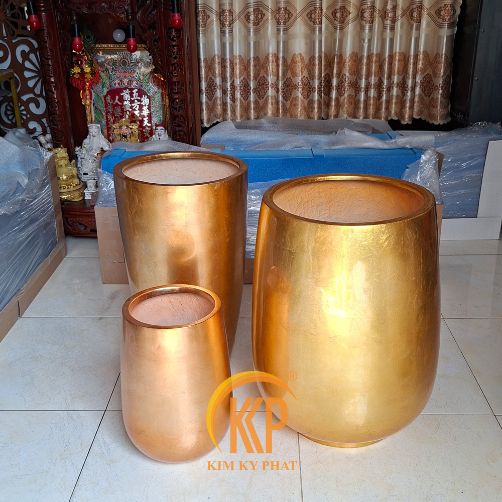 xưởng sản xuất chậu cây composite dát vàng